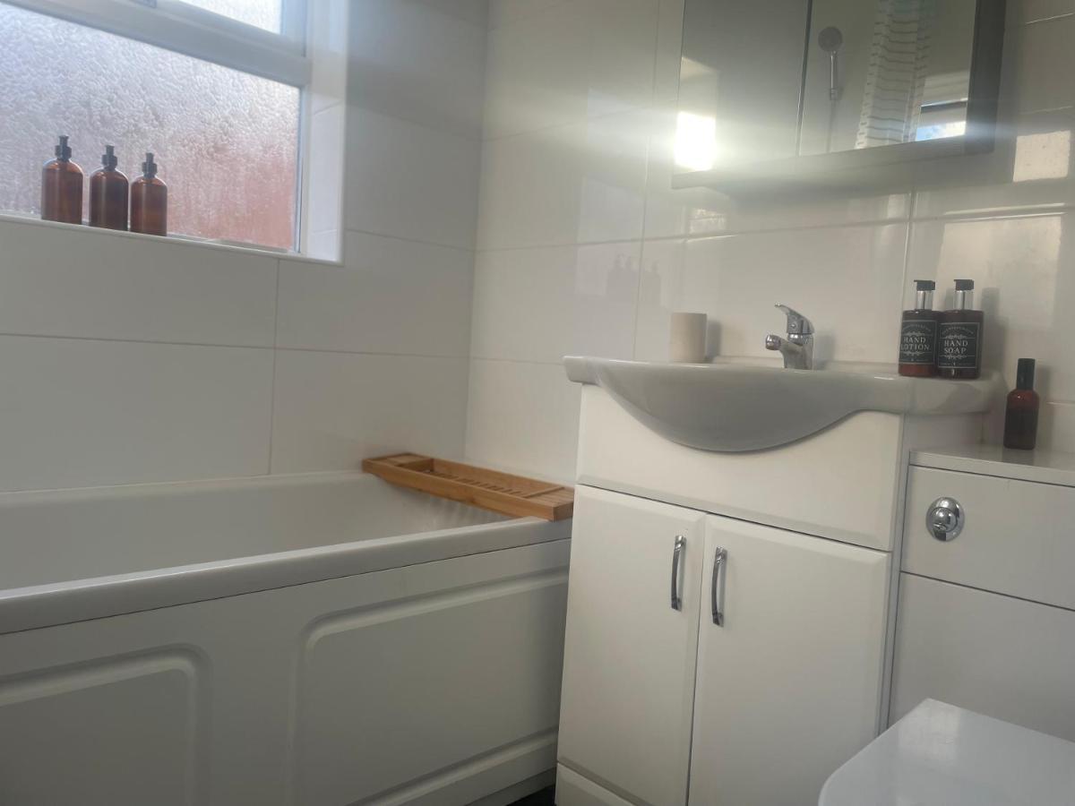 Home Sweet Home In Rg1 With Free Parking Reading Exterior foto